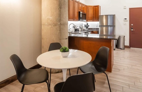 West Poplar Apartamento | Sosuite 2BR Apt w W/d, Gym, On-site Restaurant