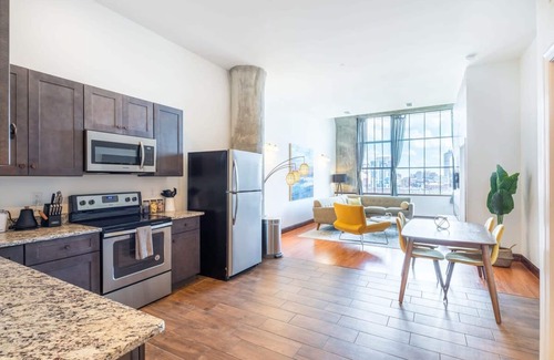 West Poplar Apartamento | Sosuite 2BR Penthouse w W D Gym On-site Bar