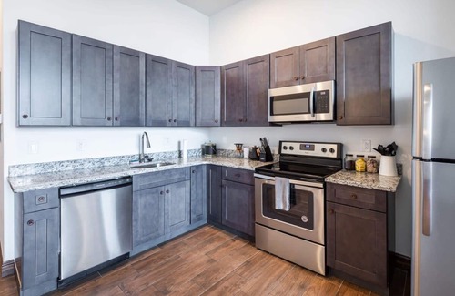 West Poplar Apartamento | Sosuite 2BR Penthouse w W D Gym On-site Bar