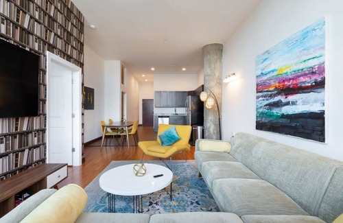 West Poplar Apartamento | Sosuite 2BR Penthouse w W D Gym On-site Bar