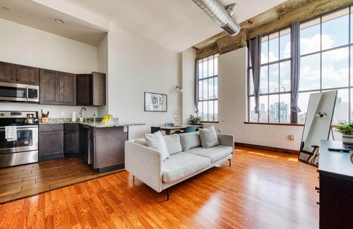 West Poplar Apartamento | Sosuite 2BR Penthouse w W D Gym On-site Bar