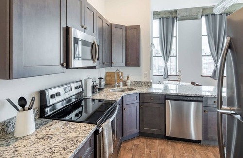 West Poplar Apartamento | Sosuite 2BR Penthouse w W D Gym On-site Bar