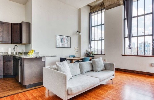 West Poplar Apartamento | Sosuite 2BR Penthouse w W D Gym On-site Bar