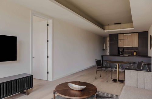 Logan Square Apartamento | Sosuite | Corner 1BR Apt w Roof Deck, Gym, Laundry