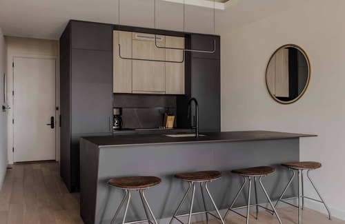 Logan Square Apartamento | Sosuite | Corner 1BR Apt w Roof Deck, Gym, Laundry