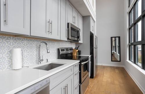 Old City Apartamento | Sosuite Corner 2BR Loft w W D Shared Roofdeck