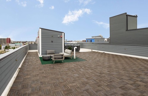 Old City Apartamento | Sosuite Corner 2BR Loft w W D Shared Roofdeck