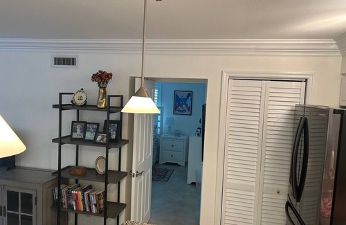 Redevelopment Area Condominio | Sought After Castleton Gardens Olde Naples 1 BR Condo - 5 Min Walk to 5th Ave