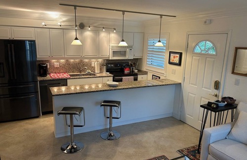 Redevelopment Area Condominio | Sought After Castleton Gardens Olde Naples 1 BR Condo - 5 Min Walk to 5th Ave