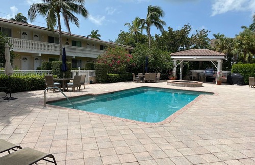 Redevelopment Area Condominio | Sought After Castleton Gardens Olde Naples 1 BR Condo - 5 Min Walk to 5th Ave