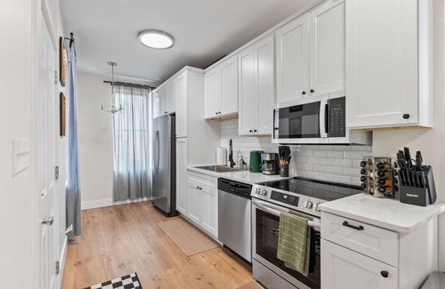 Soulard Apartamento | Soulard 1BR Gem: Sleeps 6, Luxe Comfort & 55” TVs