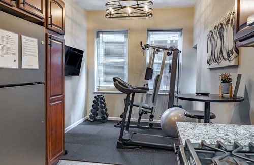 Soulard Apartamento | Soulard King 1BR - Personal Gym and Sauna Oasis