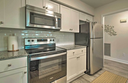 Caswell Beach Condominio | 'Sound of the Sea' Oak Island Condo w/ Pools!