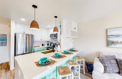 South Oceanside Condominio | Sound view condo with modern interior, gas fireplace, balcony, & W/D access