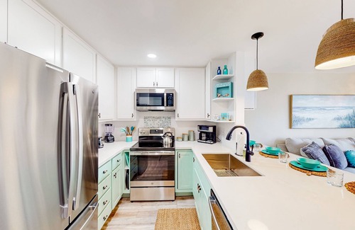 South Oceanside Condominio | Sound view condo with modern interior, gas fireplace, balcony, & W/D access
