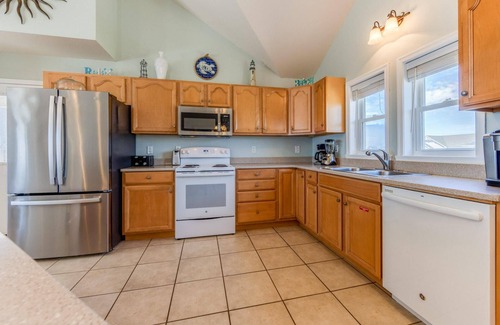 Wind Over Waves Casa | Soundview Dog Friendly w/ Pool, Hot Tub, Cargo Lift, Boat and Windsports Access
