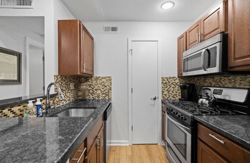 South Lamar Apartamento | South Austin Nest w Pool {New Listing}