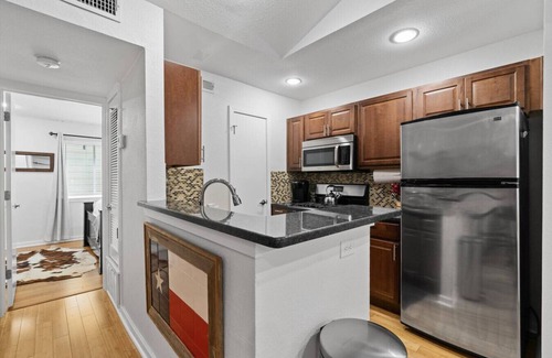 South Lamar Apartamento | South Austin Nest w Pool {New Listing}