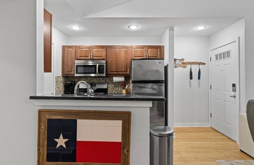 South Lamar Apartamento | South Austin Nest w Pool {New Listing}