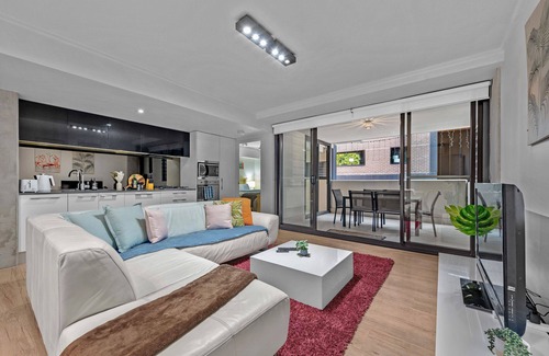 West End Apartamento | South Bank Central! ~ 2Bed, 2Bath, 1Car, 2Balcony