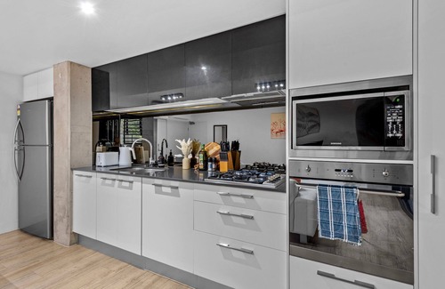 West End Apartamento | South Bank Central! ~ 2Bed, 2Bath, 1Car, 2Balcony