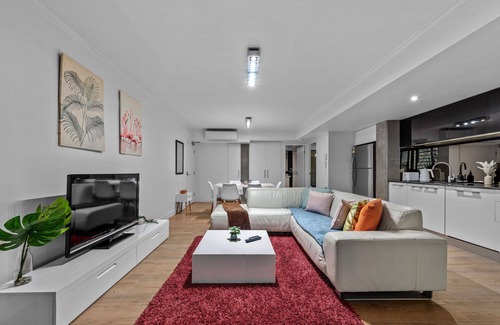 West End Apartamento | South Bank Central! ~ 2Bed, 2Bath, 1Car, 2Balcony
