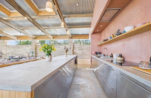 Cowes Chalet De Esquí | South Barns a spacious barn conversion near Cowes.