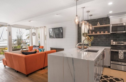 Balboa Island Casa | South Bayfront Home with Patio and Rooftop
