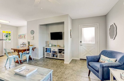 Fernandina Beach Condominio | South Beach Cabana Down | Patio | Pool | Across Street from Beach