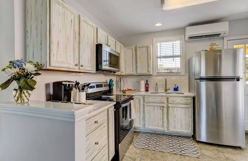 Fernandina Beach Condominio | South Beach Cabana Down | Patio | Pool | Across Street from Beach