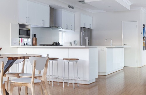 South Fremantle Casa | South Beach Guest House- Stylish & Spacious beach mansion