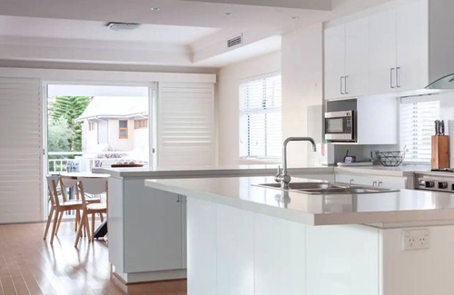 South Fremantle Casa | South Beach Guest House- Stylish & Spacious beach mansion