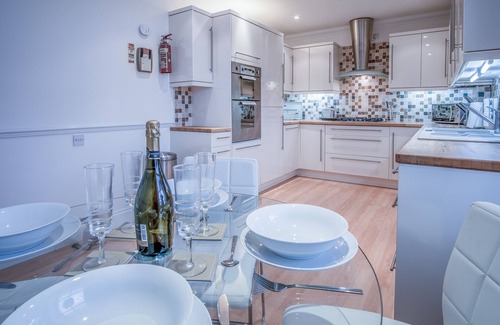 Tenby Apartamento | South Beach View- 2 Bedroom - Tenby