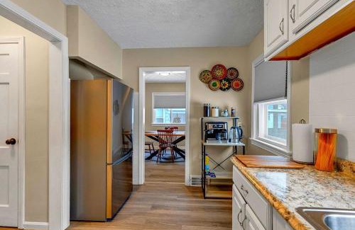 South Euclid Casa | South Euclid 3BR Cozy Winter Escape