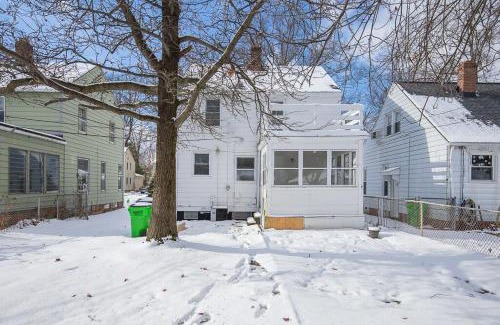 South Euclid Casa | South Euclid 3BR Cozy Winter Escape