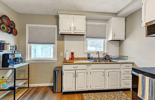 South Euclid Casa | South Euclid 3BR Cozy Winter Escape