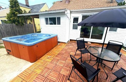 South Euclid Casa | South Euclid 4BR Luxe Escape with Hot Tub and BBQ