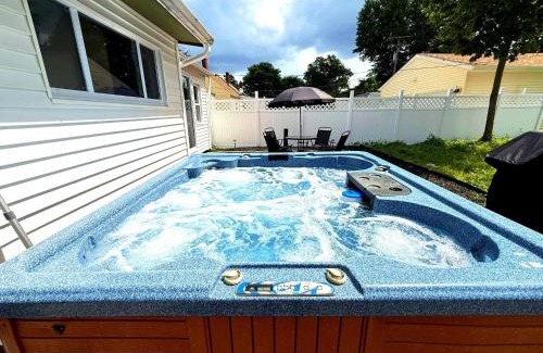 South Euclid Casa | South Euclid 4BR Luxe Escape with Hot Tub and BBQ