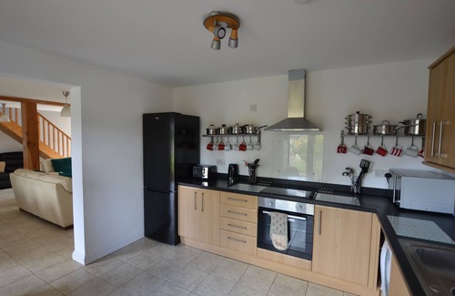 Pentney Cabaña | South facing 4br lodge with Hot tub in 1/4 acre in tranquil setting.