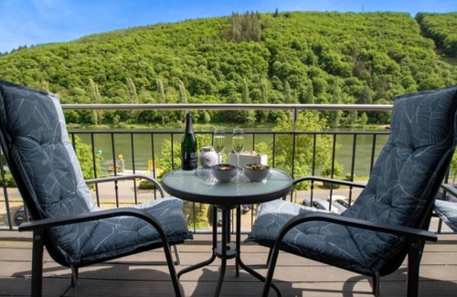 Klotten Apartamento | South-facing balcony on the banks of the Moselle