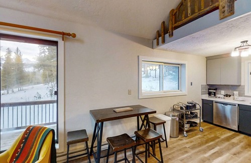 Winterwood Cabina | South-facing mountain-view cabin with deck, grill, fireplace & private hot tub
