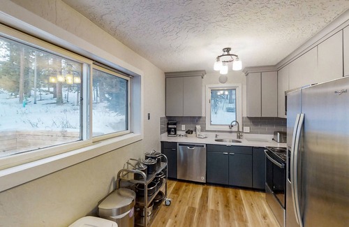 Winterwood Cabina | South-facing mountain-view cabin with deck, grill, fireplace & private hot tub