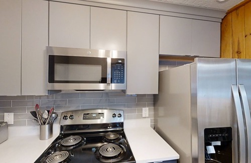 Winterwood Cabina | South-facing mountain-view cabin with deck, grill, fireplace & private hot tub