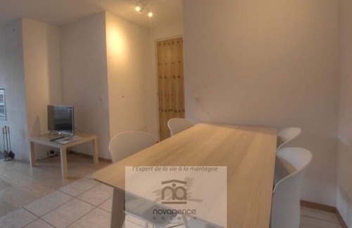 Monteiller Apartamento | Estudio muy grande orientado al sur con balcón, que incluye 1 cama doble en un dormitorio semi separado, 1 baño.