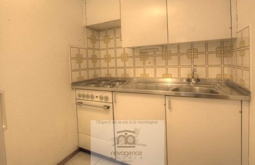 Monteiller Apartamento | Estudio muy grande orientado al sur con balcón, que incluye 1 cama doble en un dormitorio semi separado, 1 baño.