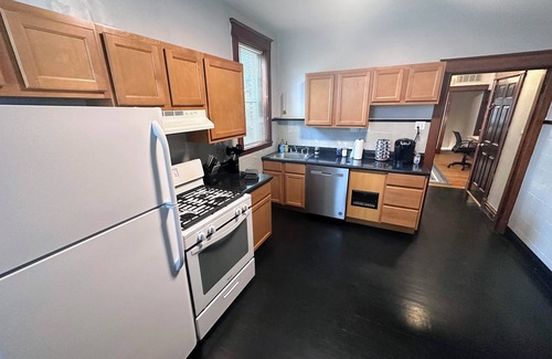 St. Louis Apartamento | South Hampton Apartment w/ Balcony by StayLage