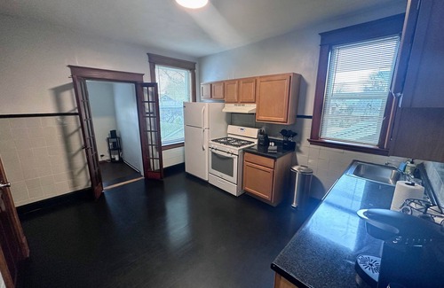 St. Louis Apartamento | South Hampton Apartment w/ Balcony by StayLage