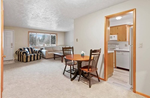 Manito Apartamento | South Hill Manito/ Mins To Dwntwn / King Bed /WIFI