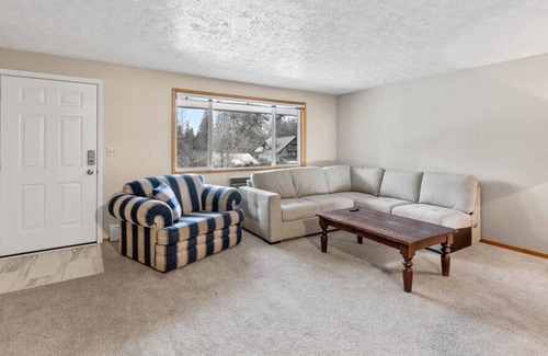 Manito Apartamento | South Hill Manito/ Mins To Dwntwn / King Bed /WIFI