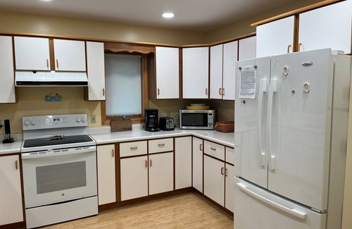 Traverse City Casa | South Lake Leelanau lakefront home, Kayaks/Bikes provided, Clean Sandy bottom
